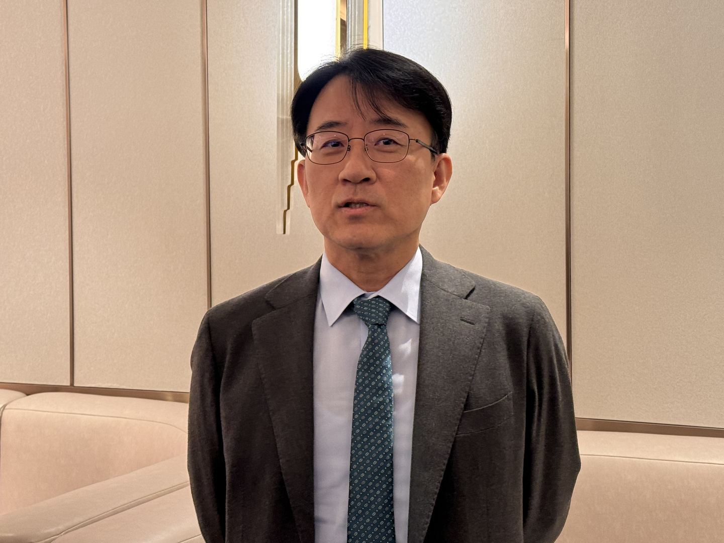 Samsung Display CEO Yi Chung speaks to reporters in Songpa District, southern Seoul, on March 12. [YONHAP]