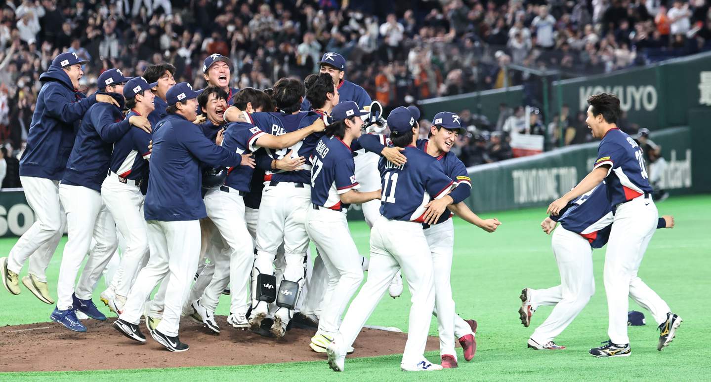 Korean players celebrate after beating Australia in a Pool C game at the World Baseball Classic at Tokyo Dome in Japan on March 9. [YONHAP]