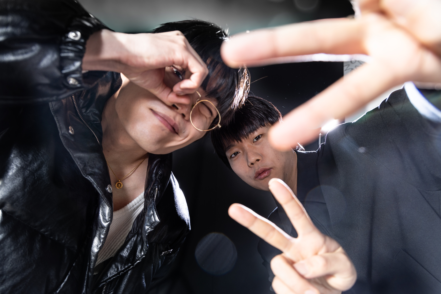 Beatboxers Wing, left, and Hiss pose for a photo during an interview with the JoongAng Ilbo at the JoongAng Building in western Seoul on March 9. [KWEN HYEK-JAE]