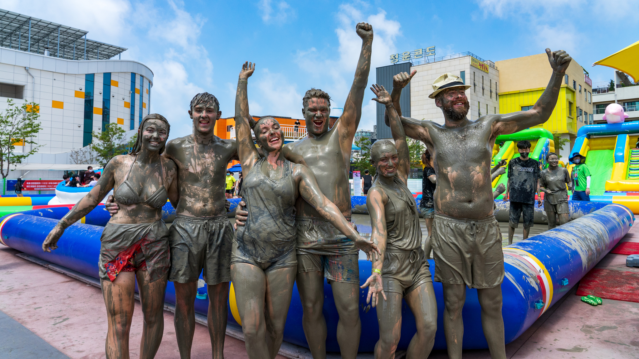 Foreigners wave at the camera at the Boryeong Mud Festival in Boryeong, South Chungcheong. [BAEK JONG-HYUN]