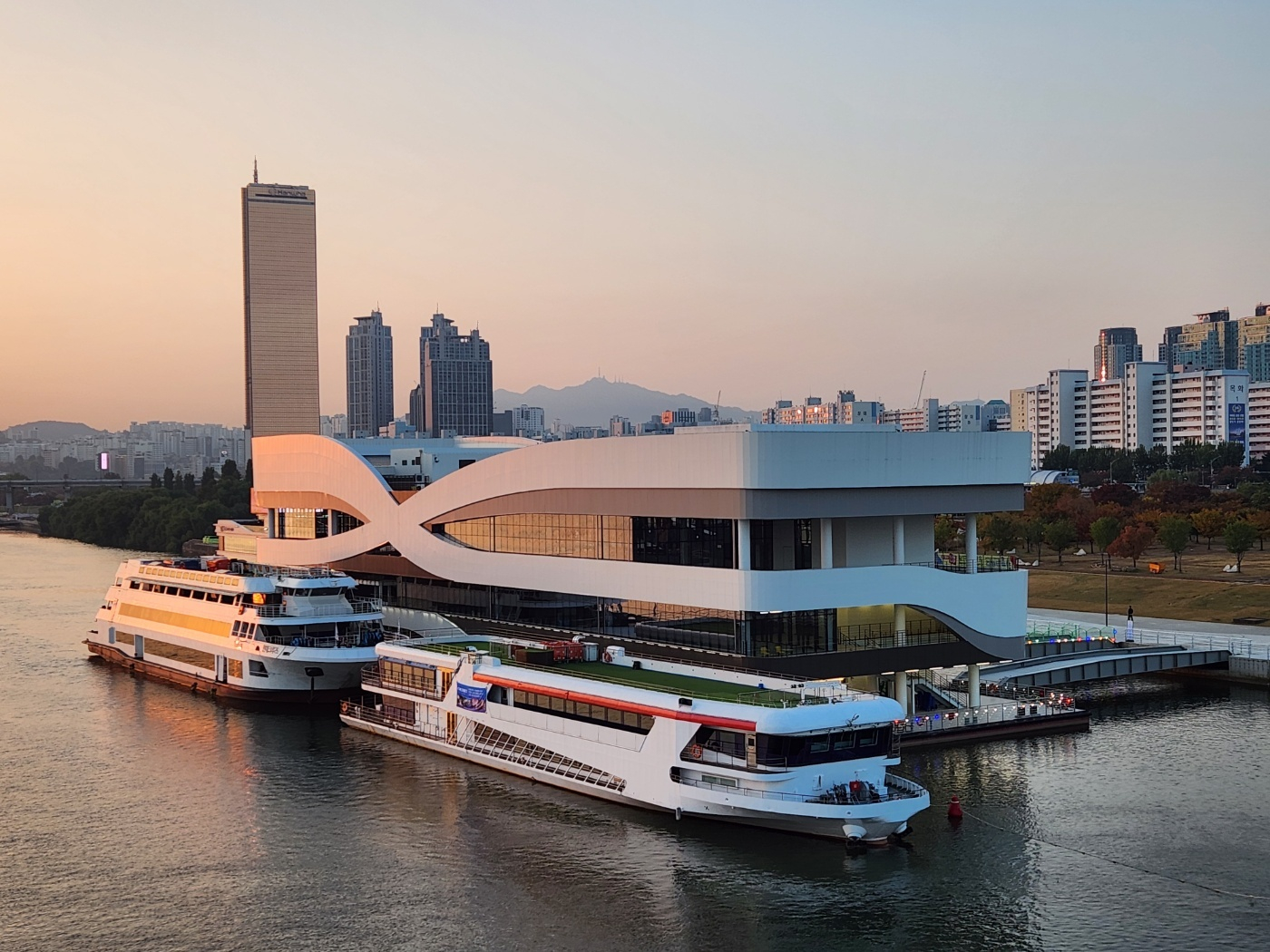 Seoul Cruise vessels dock at the terminal in Yeouido, western Seoul, in a photo provided by the company. [SEOUL CRUISE] 