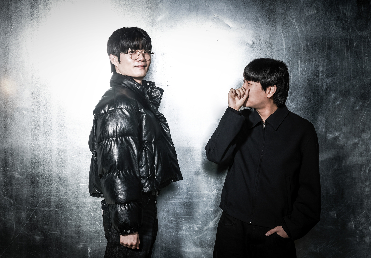 Beatboxers Wing, left, and Hiss pose for photos during an interview with the JoongAng Ilbo at the JoongAng Ilbo Building in western Seoul on March 9. [KWEN HYEK-JAE] 