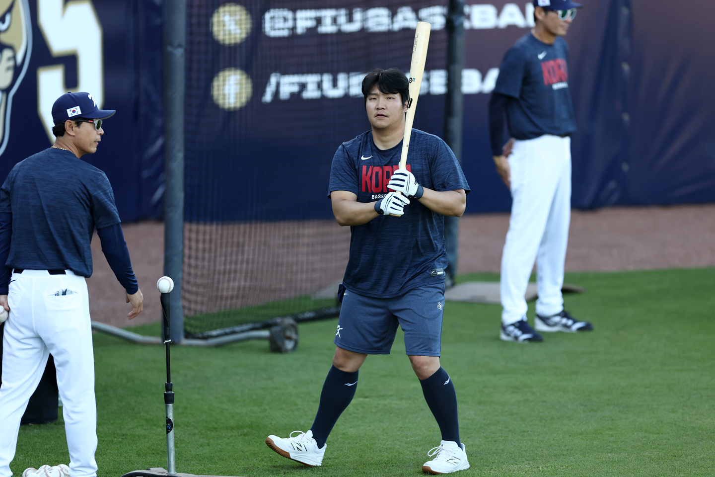 Moon Bo-gyeong, right, takes batting practice at Florida International University Baseball Stadium in Miami on March 11 in preparation for the World Baseball Classic quarterfinal round. [YONHAP] 