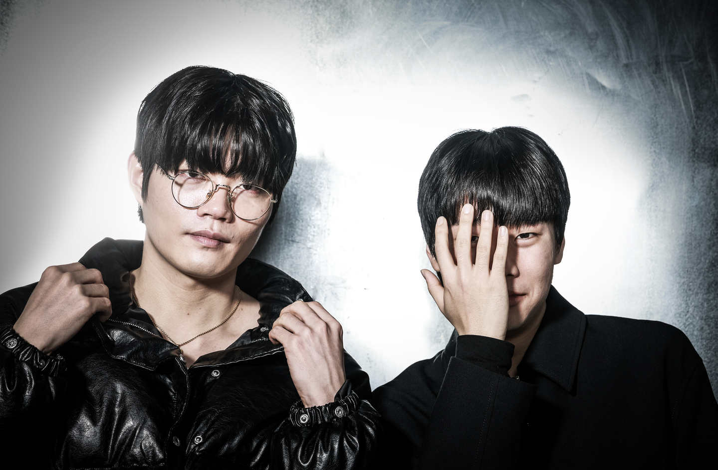 Beatboxers Wing, left, and Hiss pose for a photo during an interview with the JoongAng Ilbo at the JoongAng Building in western Seoul on March 9. [KWEN HYEK-JAE] 