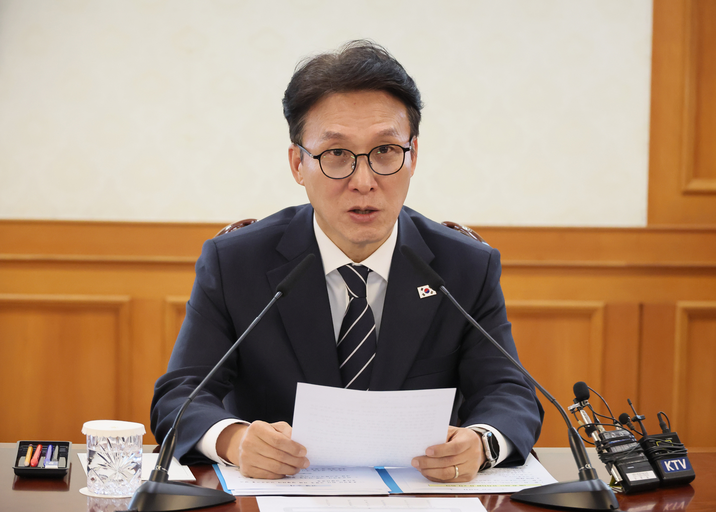 Prime Minister Kim Min-seok attends a task force meeting at the government complex in central Seoul on March 10, to advance Korea's efforts to host a UN hub for artificial intelligence-related projects. [YONHAP] 