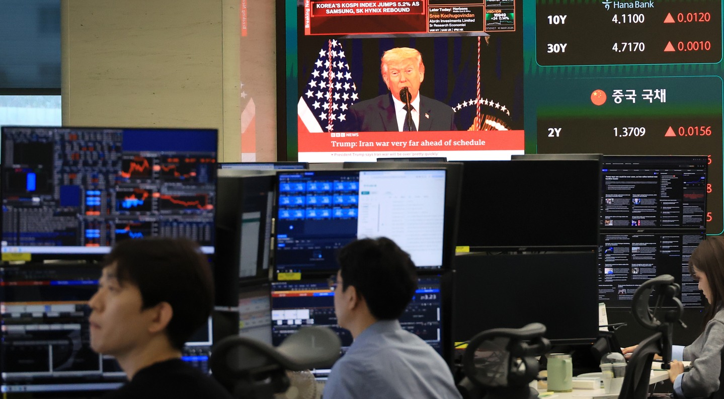 Traders work on the floor at Hana Bank's trading room in Jung District, central Seoul, on March 10. [YONHAP] 