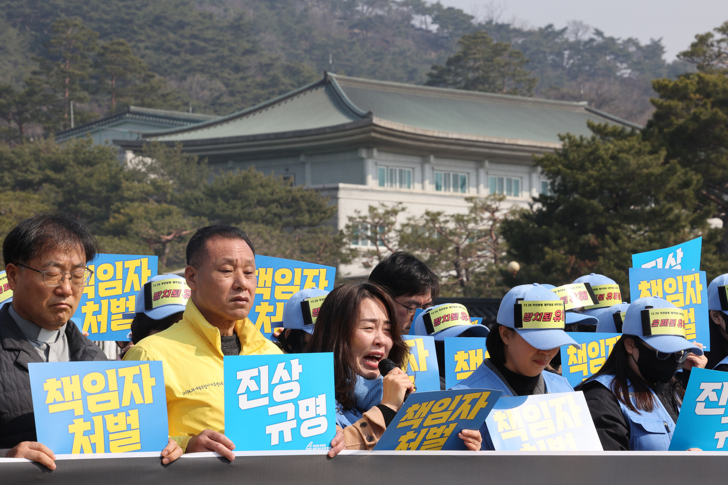 Families of the victims of the Muan Airport Jeju Air disaster protest in front of the Blue House in Jongno District, central Seoul, on March 9. [YONHAP]