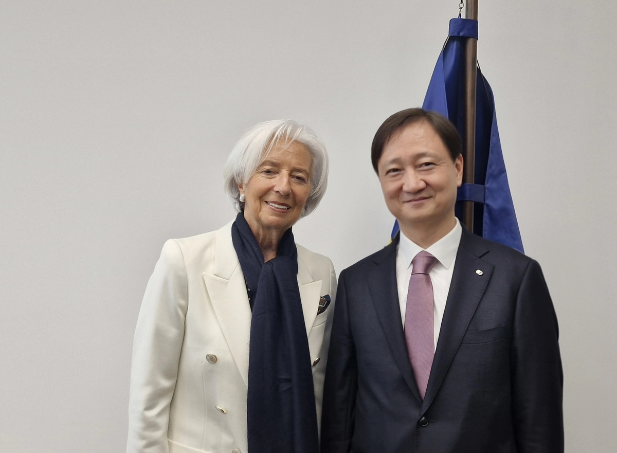 Lee Chan-jin, right, governor of Korea's Financial Supervisory Service, poses for a photo with Christine Lagarde, president of the European Central Bank, in Basel, Switzerland, on March 11. [FINANCIAL SUPERVISORY SERVICE]