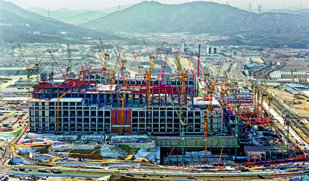 Construction site of SK hynix's Y1 chip factory located in Yongin, Gyeonggi, on Jan. 20. The fab is the first out of four factories SK hynix plans to build there. [YONHAP] 