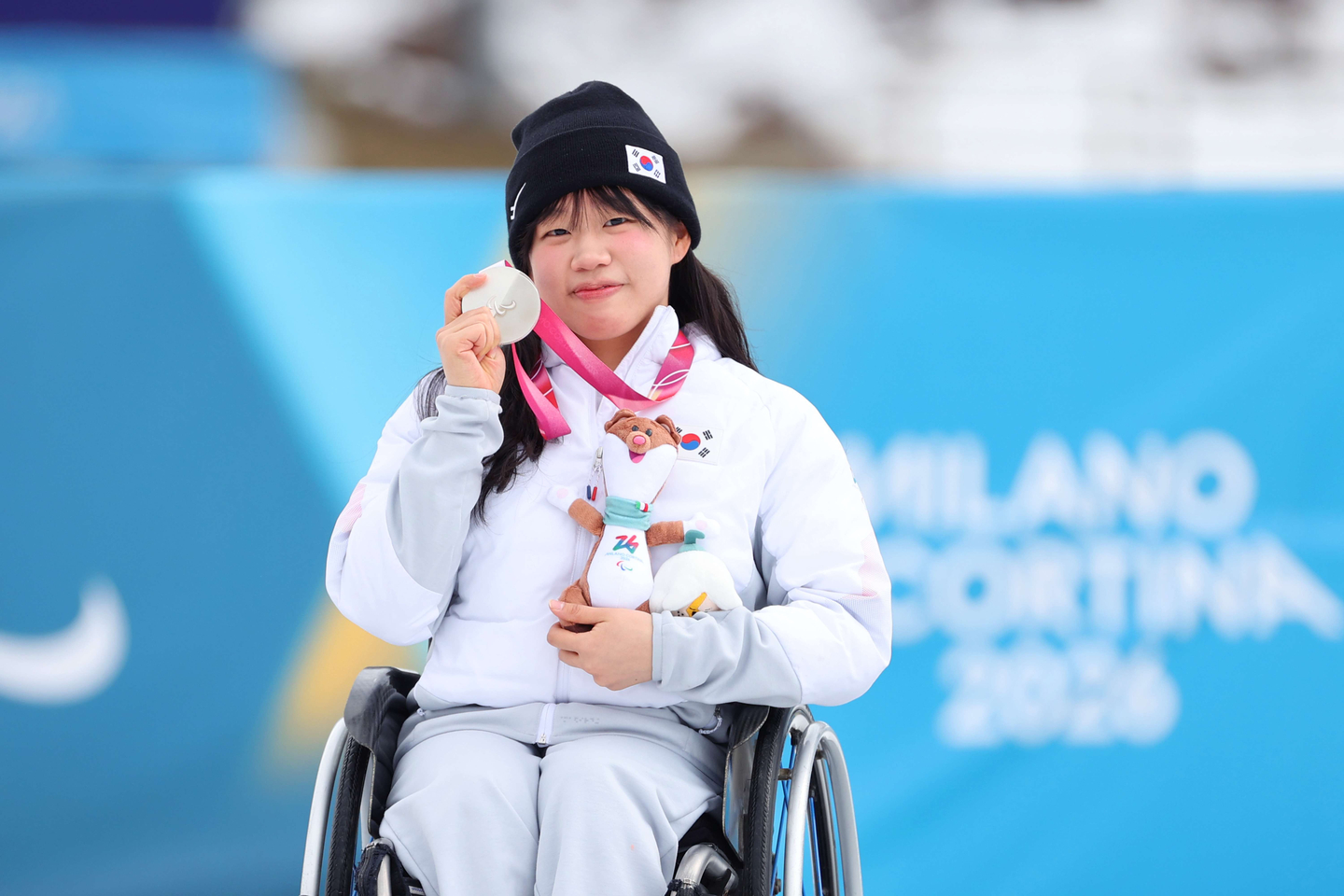 Korean para cross-country skier Kim Yun-ji celebrates after winning silver in the women's 10-kilometer interval start sitting event at the 2026 Winter Paralympics at Tesero Cross-Country Skiing Stadium in Tesero, Italy, on March 11. [YONHAP]