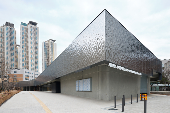 The exterior of the newly opened Seo-Seoul Museum of Art in Geumcheon District, southwest Seoul [SEO-SEOUL MUSEUM OF ART/ KIM TAE-DONG]