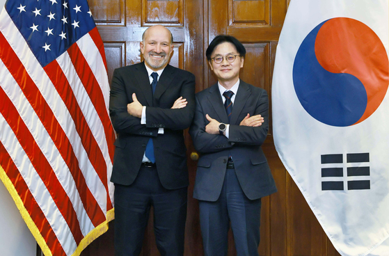Korea's Industry Minister Kim Jung-kwan, right, and U.S. Commerce Secretary Howard Lutnick take a photo after a tariff negotiation in Washington on Jan. 29. [MINISTRY OF TRADE, INDUSTRY AND RESOURCES]