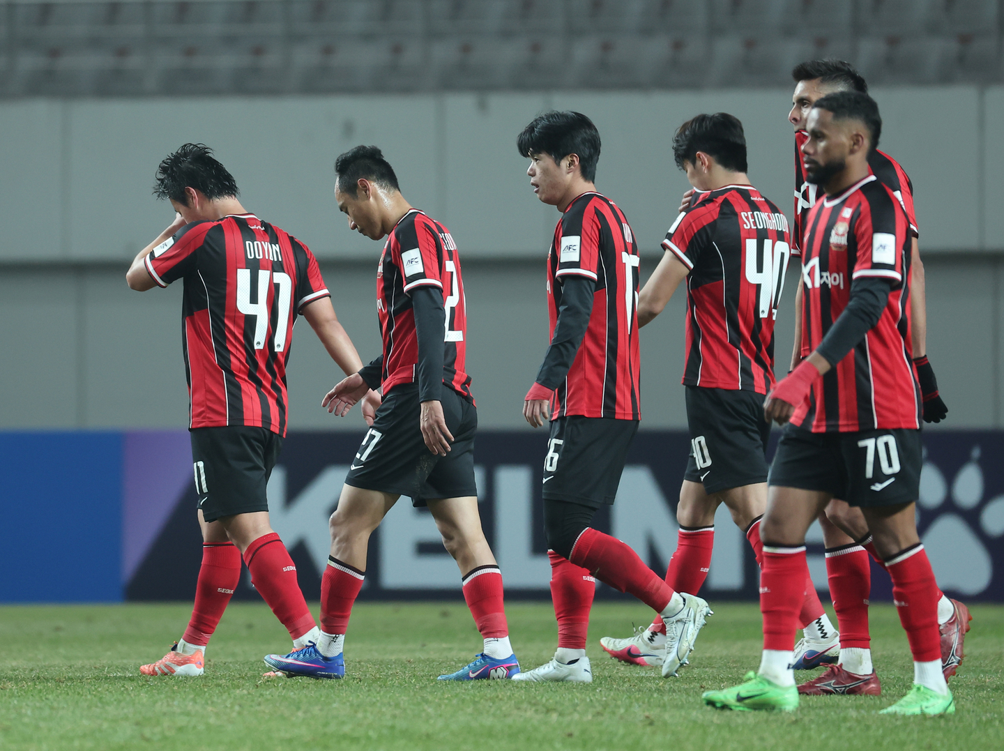 FC Seoul players are seen following a 1-0 loss to Vissel Kobe in the first leg of the teams' round of 16 matchup at the Asian Football Confederation Champions League Elite at Seoul World Cup Stadium in Seoul on March 4. [YONHAP]