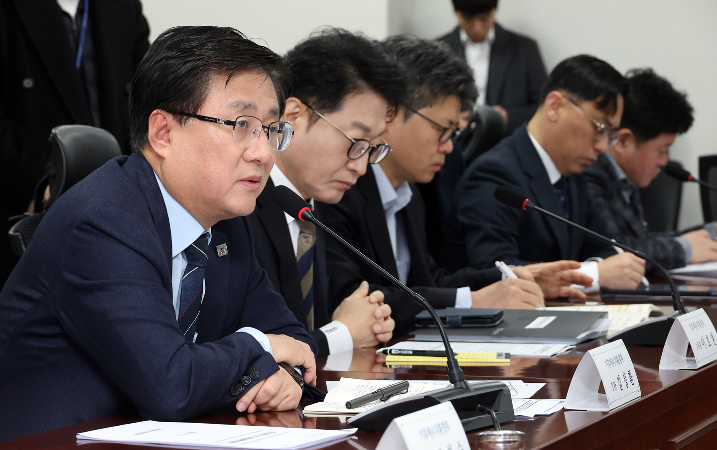 Climate Minister Kim Sung-hwan, far left, delivers his opening remarks during a meeting between ruling party lawmaker and government officials at the National Assembly in Yeouido, western Seoul, on March 12. [YONHAP]