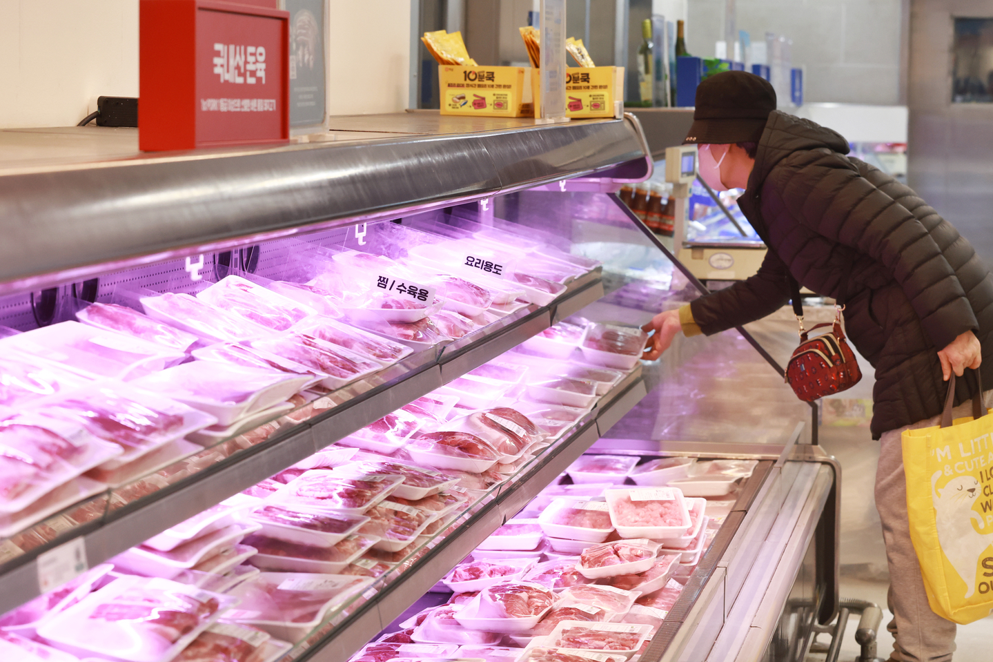 Meat products are displayed at a supermarket in Seoul on March 12. [YONHAP]