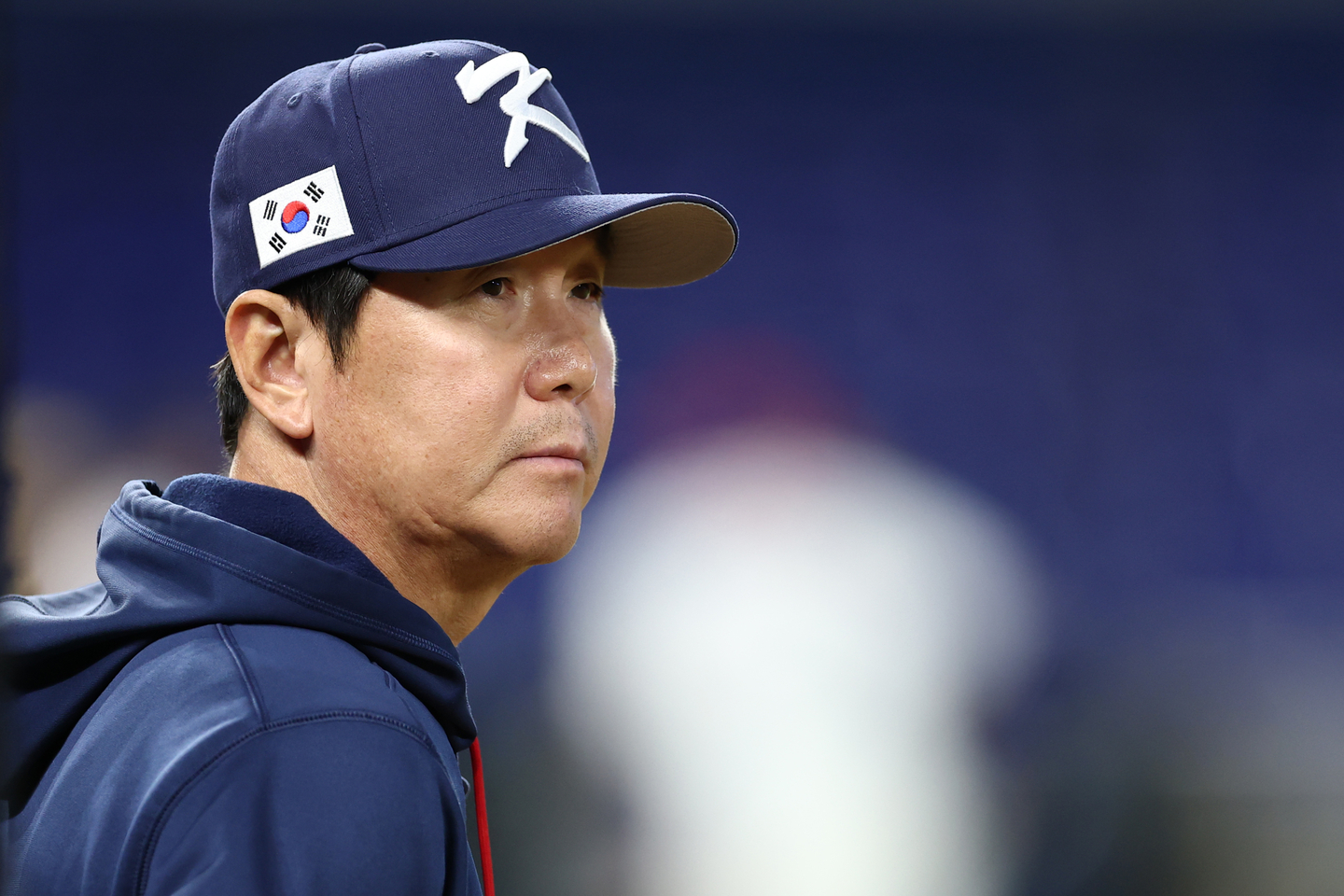 South Korea manager Ryu Ji-hyun watches his players during practice at loanDepot park in Miami on March 12 the eve of South Korea's quarterfinal game against the Dominican Republic at the World Baseball Classic. [YONHAP] 