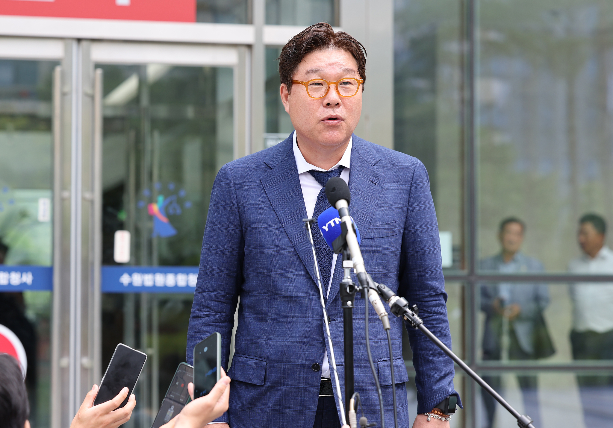 Kim Seong-tae, the former chairman of Ssangbangwool Group (SBW), speaks to reporters in front of the Suwon District Court after his trial on July 12, 2024. He was handed a two and a half years' imprisonment. [YONHAP]