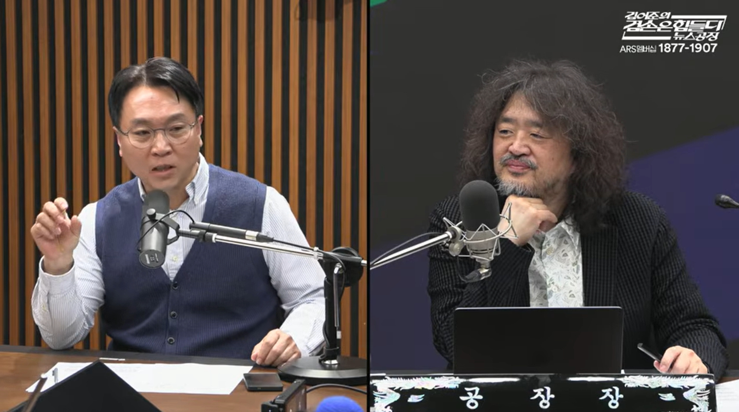 Former MBC reporter Jang In-soo and host Kim Eo-jun (right) appear on the pro-government YouTube channel “Kim Eo-jun’s News Factory” on March 10. The program first raised the so-called “prosecution withdrawal deal” allegation. [YOUTUBE CAPTURE]