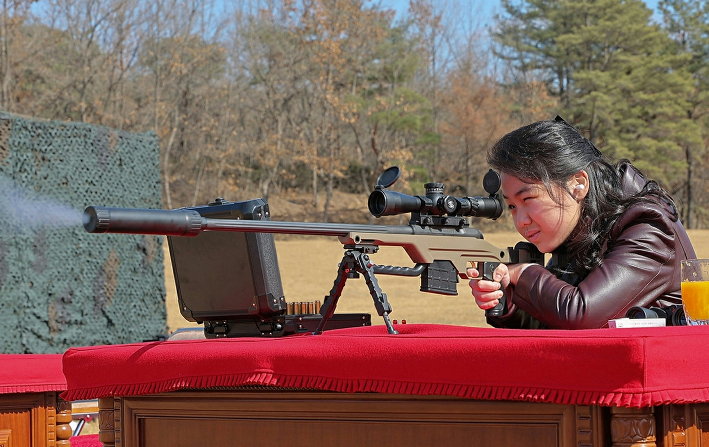 North Korean leader Kim Jong-un's daughter examines a rifle gifted by her father to senior party and military officials at a ceremony on Feb. 27 in this photo released the following day by the Rodong Sinmun, the newspaper of the North's ruling Workers' Party. [NEWS1]