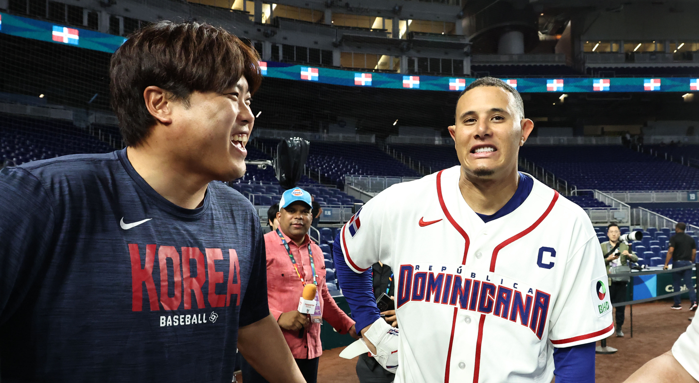 Ryu Hyun-jin, left, chats with Manny Machado of the Dominican Republic during their workout day ahead of the quarterfinal game at the World Baseball Classic at loanDepot park in Miami on March 12. [YONHAP]  