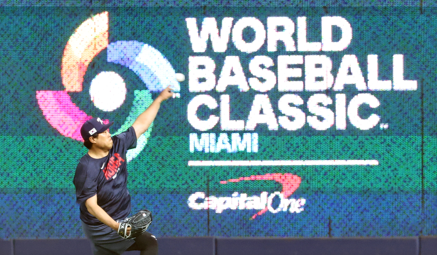 Korean pitcher Ryu Hyun-jin trains for the quarterfinal game against the Dominican Republic at the World Baseball Classic at loanDepot park in Miami on March 12. [YONHAP] 