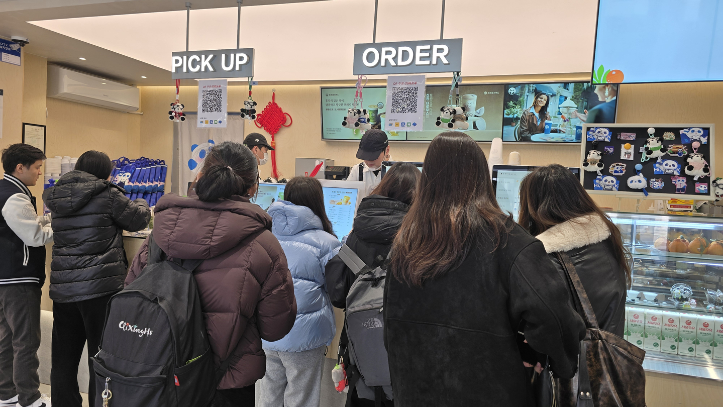 Customers line up to order at ChaPanda, a Chinese milk tea store, in Mapo District, western Seoul, on March 10. [NOH YU-RIM]