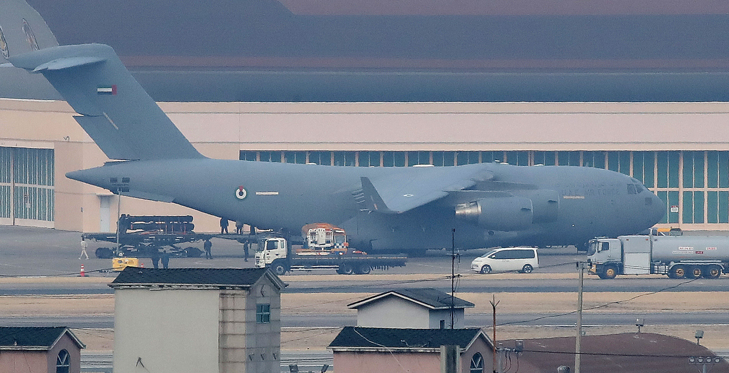 A suspected Cheongung-II interceptor system component is loaded onto a UAE Air Force C-17 transport aircraft at Daegu K2 Air Base on the afternoon of March 9. [NEWS1]