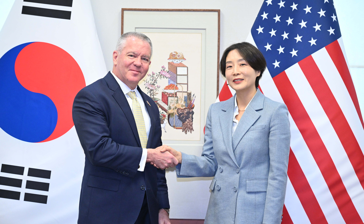 Deputy Foreign Minister Chung Eui-hae, right, poses with Michael DeSombre, U.S. assistant secretary of state for East Asian and Pacific affairs, ahead of their meeting at the foreign ministry in Seoul on March 12. [YONHAP]