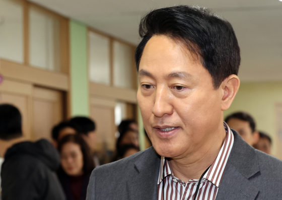 Seoul Mayor Oh Se-hoon is seen at an elementary school in Seoul on March 13. [YONHAP]