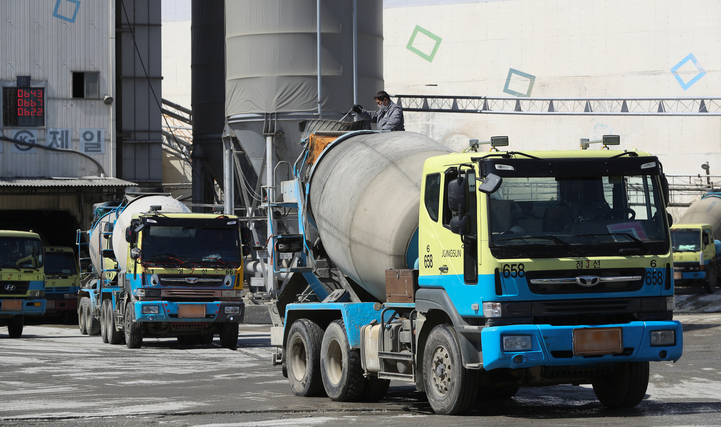 Trucks are seen in front of a gravel processing plant in Anyang, Gyeonggi, on March 28, 2022, in this photo unrelated to the story. [NEWS1]