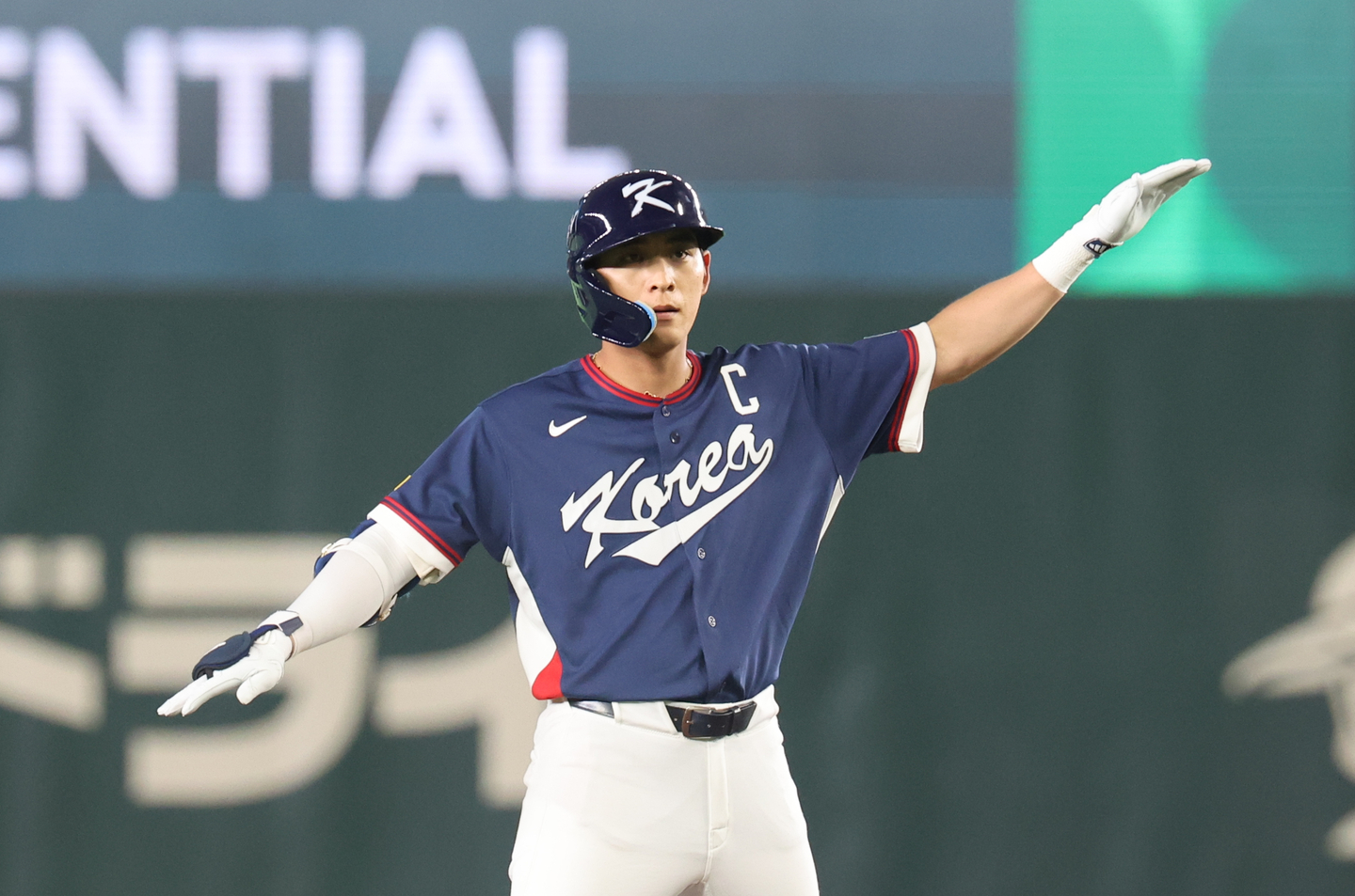 Lee Jung-hoo of Korea celebrates after hitting an RBI double against Australia during the teams' Pool C game at the World Baseball Classic at Tokyo Dome in Tokyo on March 9. [YONHAP]