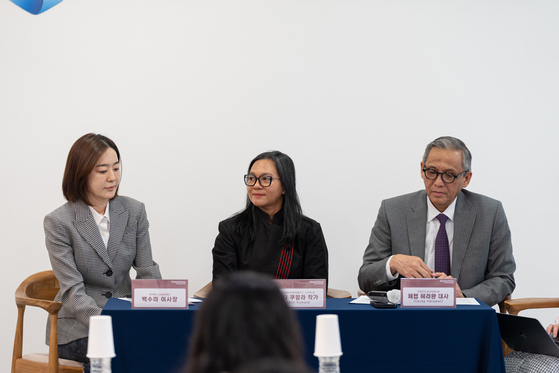 From left: Baek Soo-mi, chairperson of the Hansae Yes24 Foundation’s board, author Ratih Kumala and Cecep Herawan, Indonesian ambassador to Korea, speak during a press conference held at the Han-ASEAN Center in Jung District, central Seoul, on March 13. [WOO JI-WON]