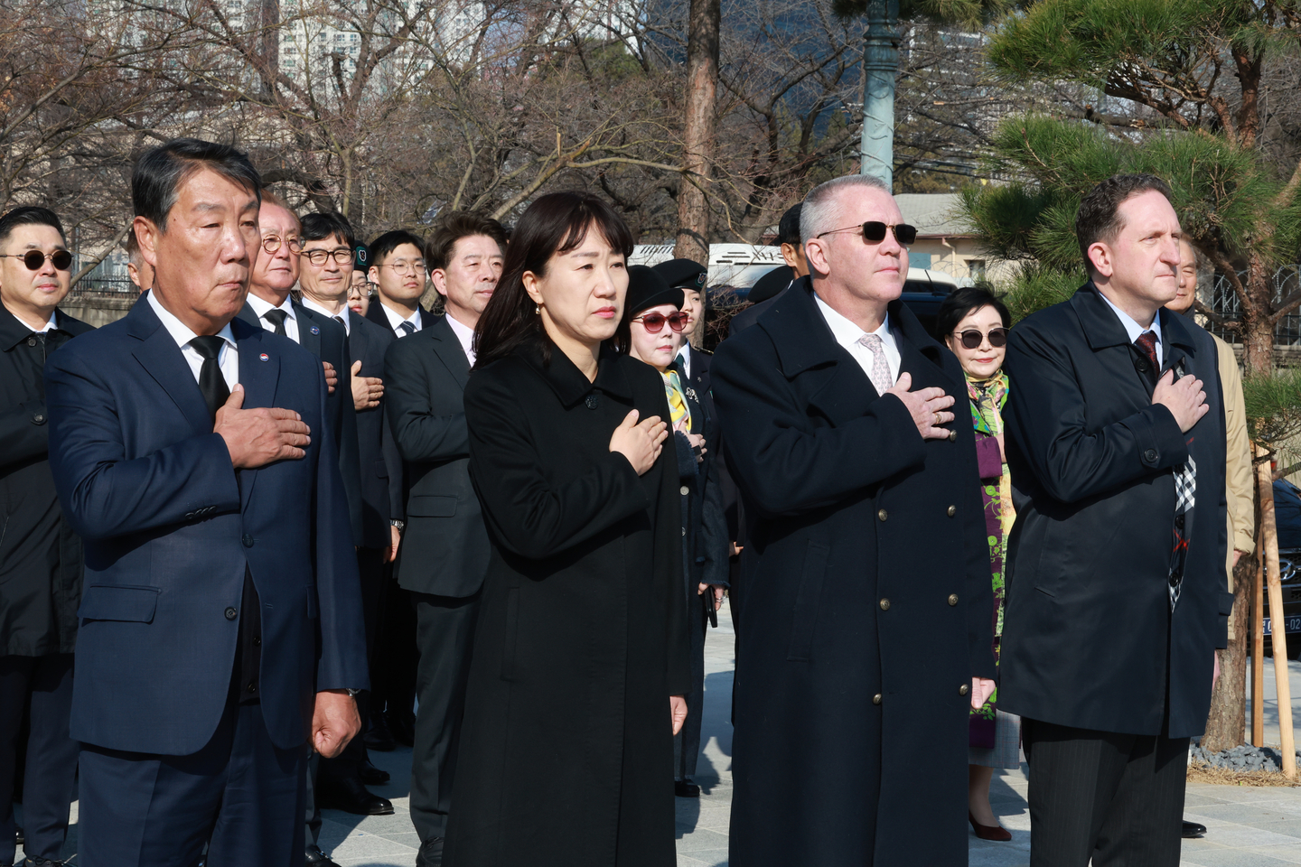 Michael DeSombre, the U.S. assistant secretary of state for East Asian and Pacific affairs, second from right, and other officials pay tribute at a memorial honoring U.S. service members killed in Korea at the War Memorial of Korea in Yongsan District, central Seoul, on March 13. [NEWS1] 