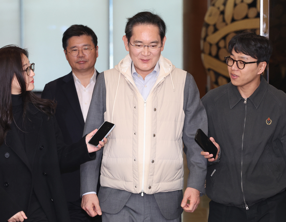 Samsung Electronics Executive Chairman Lee Jae-yong arrives in Korea through the Seoul Gimpo Business Aviation Center in Gangseo District, western Seoul, on March 13 after wrapping up a business trip to Europe. [YONHAP] 