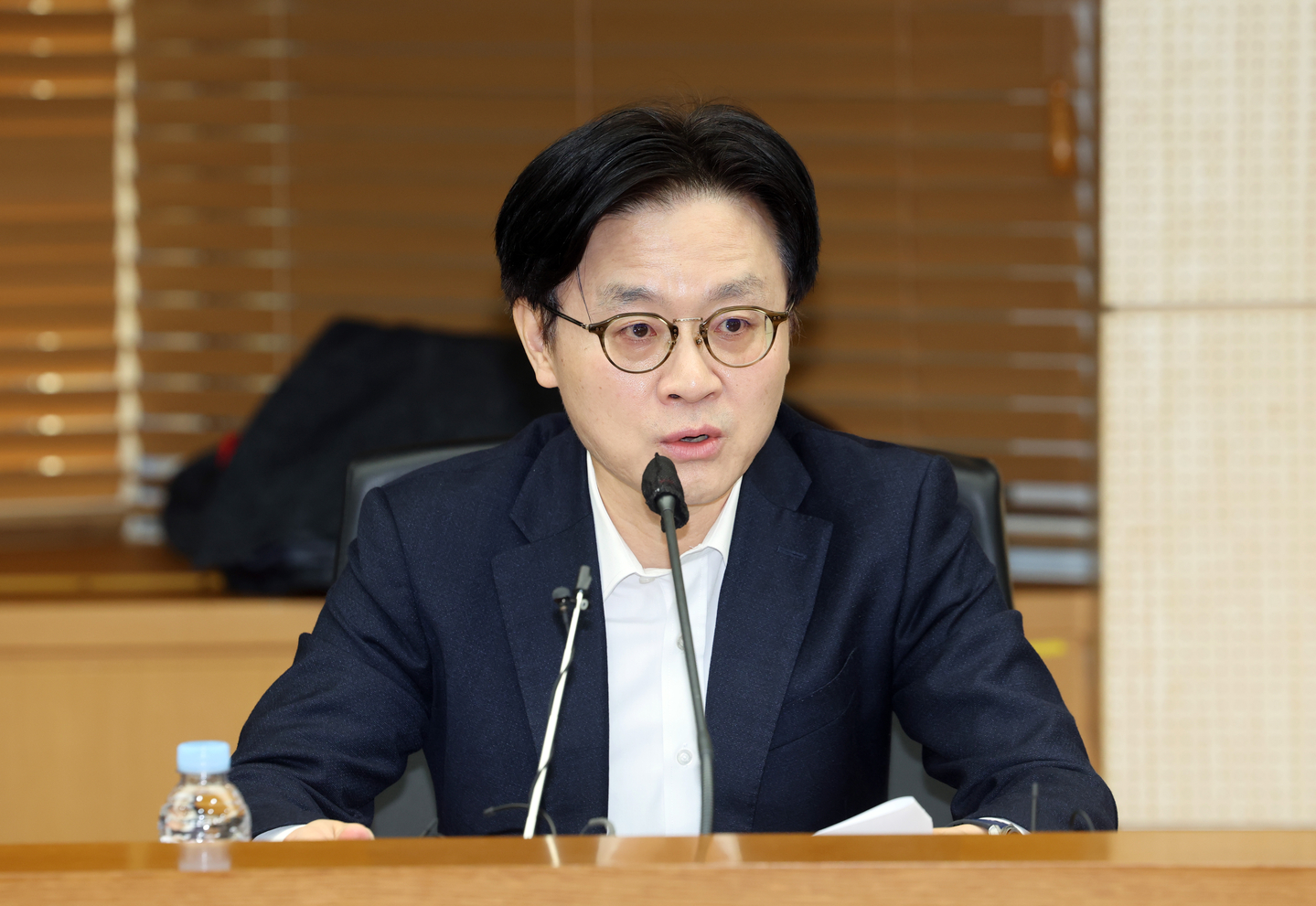 Industry Minister Kim Jung-kwan speaks at the Korea Trade Insurance Corporation in Jongno District, central Seoul, on March 13. [YONHAP]