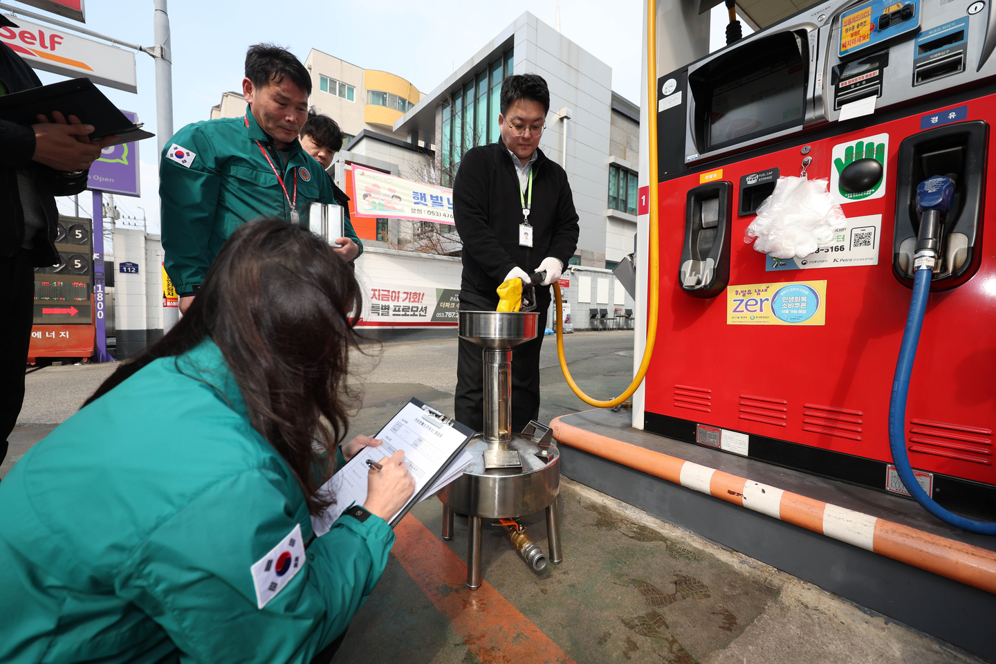 Inspectors examine prices at a gas station in Daegu on March 12. [YONHAP] 
