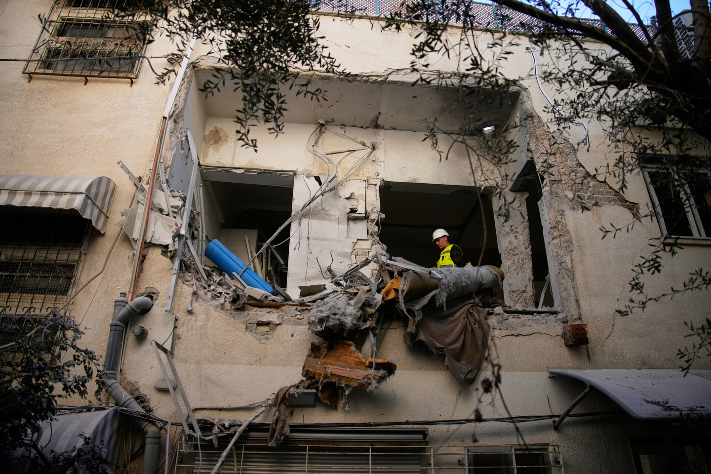 Israeli security forces inspect an apartment building in Tel Aviv, Israel, after it was struck by an Iranian missile on March 8. [AP/YONHAP]