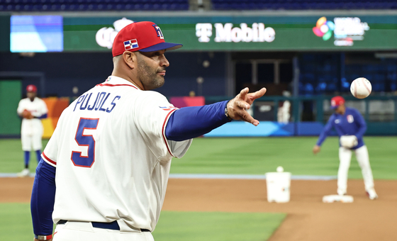 Dominican Republic manager Albert Pujols tosses a ball during practice for the quarterfinal game against Korea at the World Baseball Classic at loanDepot park in Miami on March 12. [YONHAP]