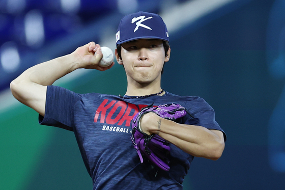 Korean baseballer Kim Do-yeong of takes part in practice for his team's quarterfinal game against the Dominican Republic at the World Baseball Classic at loanDepot park in Miami on March 12. [YONHAP]
