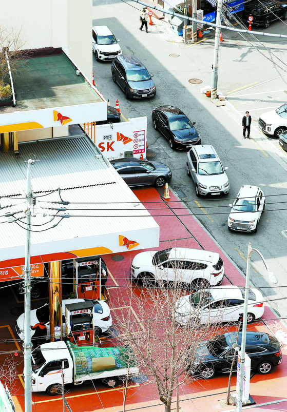 Cars line up outside a gas station in Nowon, northern Seoul, on March 12. [YONHAP]