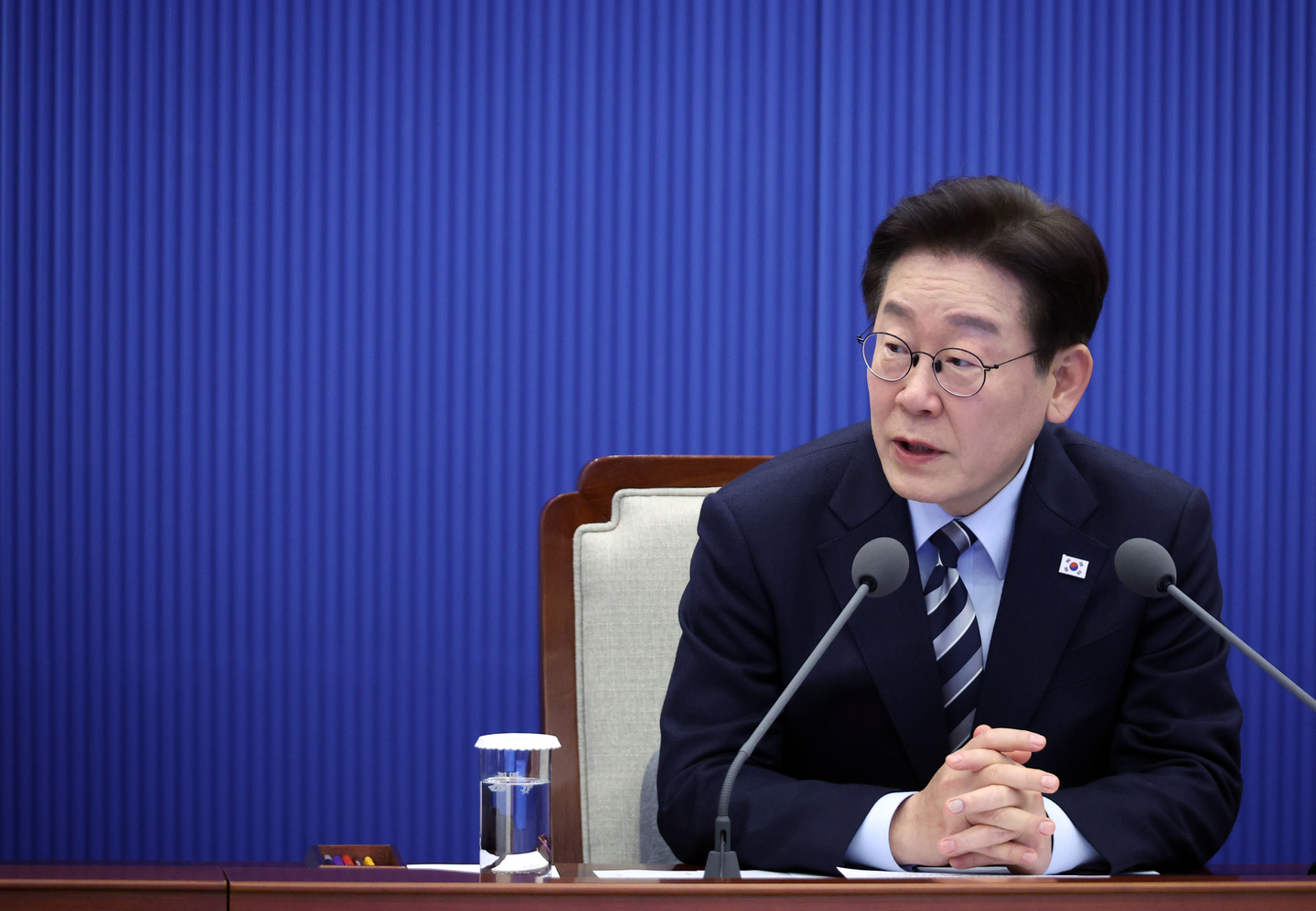 President Lee Jae Myung presides over a meeting with senior aides at the Blue House in Seoul on March 12. [YONHAP] 