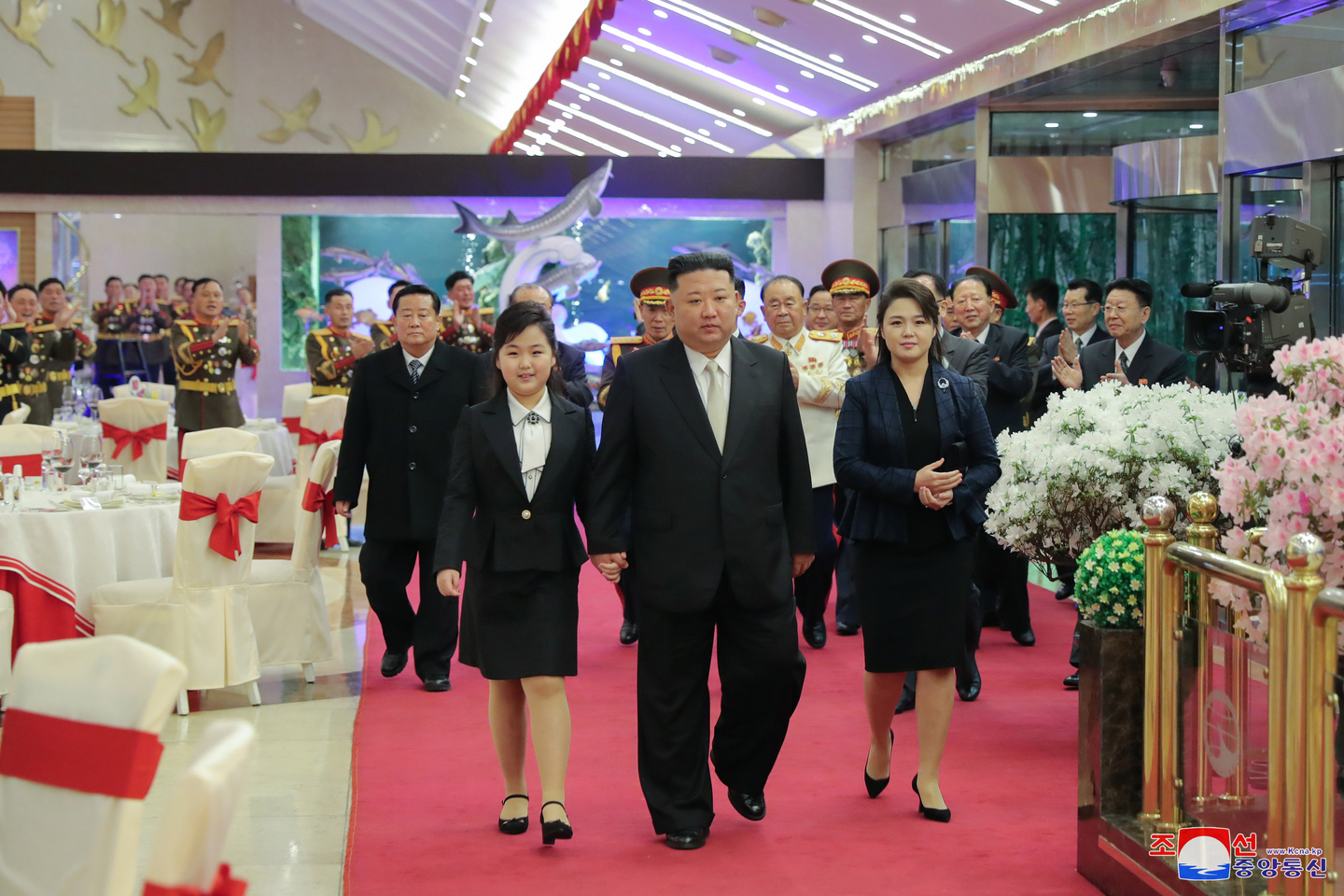 North Korean leader Kim Jong-un, center, and his daughter, left, attend a banquet in honor of the regime's armed forces on Feb. 7, 2023, in this photo released the following day by Pyongyang's state-controlled Korean Central News Agency. The outfit worn by Kim's daughter mirrors the ensemble worn by his wife Ri Sol-ju on the right. [YONHAP]