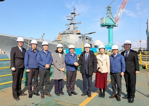 Lee Myung-ku, the commissioner of the Korea Customs Service, fourth from right, is seen posing for a photo with representatives from the shipbuilding industry at the HD Hyundai Heavy Industries shipyard in Ulsan on March 12. [YONHAP]