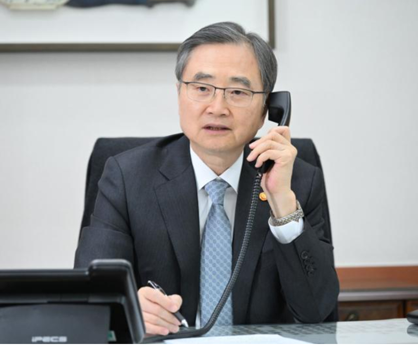 Minister of Foreign Affairs Cho Hyun speaks on a telephone in this file photo released by the ministry. [MINISTRY OF FOREIGN AFFAIRS]
