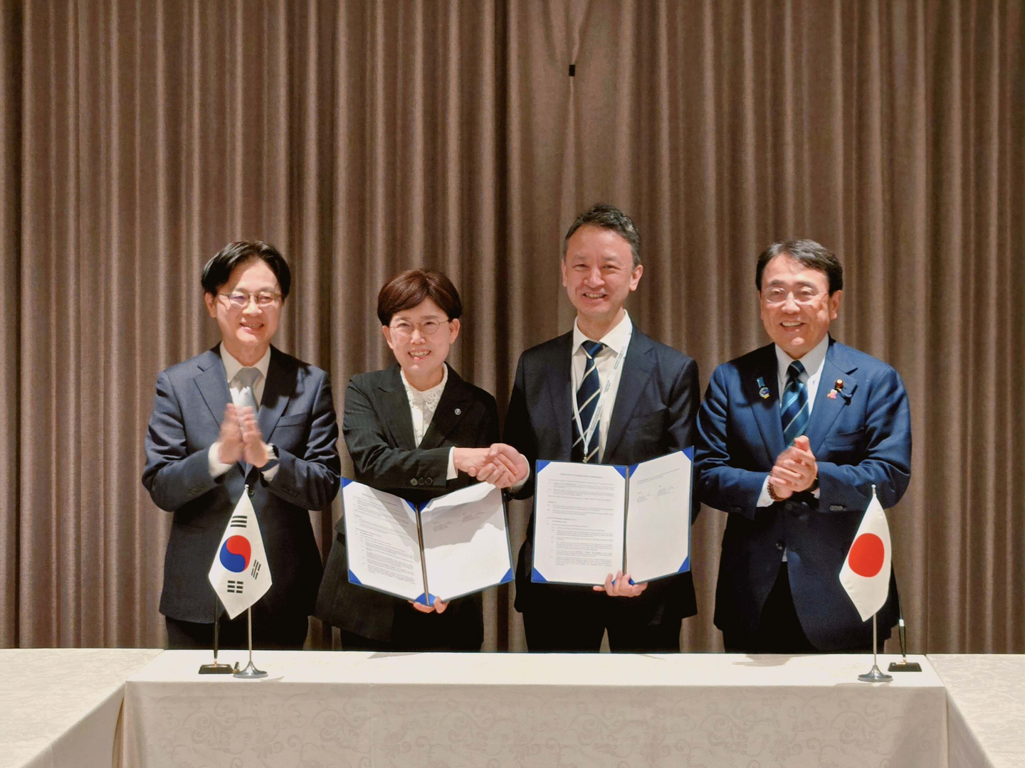 From left, Korean Industry Minister Kim Jung-kwan, Korea Gas Corporation (Kogas) President and CEO Choi Yeon-hye, JERA CEO Yukio Kani, and Japanese Economy and Trade Minister Ryosei Akazawa pose after signing an liquefiied natural gas supply cooperation agreement between Kogas and JERA. [KOGAS]