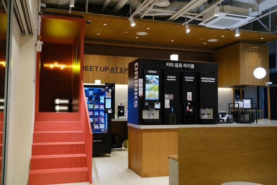 An unmanned cafe selling coffee, whisky highball and ramyeon in western Seoul [CHO YONG-JUN]