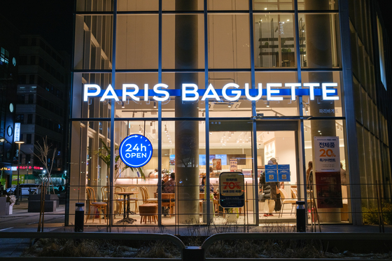A hybrid Paris Baguette branch in western Seoul, where it is only unmanned during late night hours. [CHO YONG-JUN]
