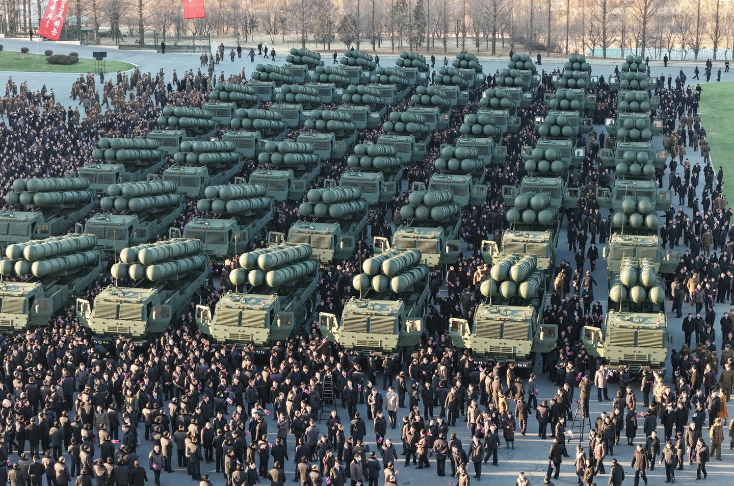 North Korean leader Kim Jong-un attends a ceremony where workers of the munitions industry present 600-millimeter (24-inch) multiple rocket launchers to the ruling Workers’ Party of Korea on Feb. 18 in Pyongyang in this photo published by the Rodong Sinmun on Feb. 19. [NEWS1]