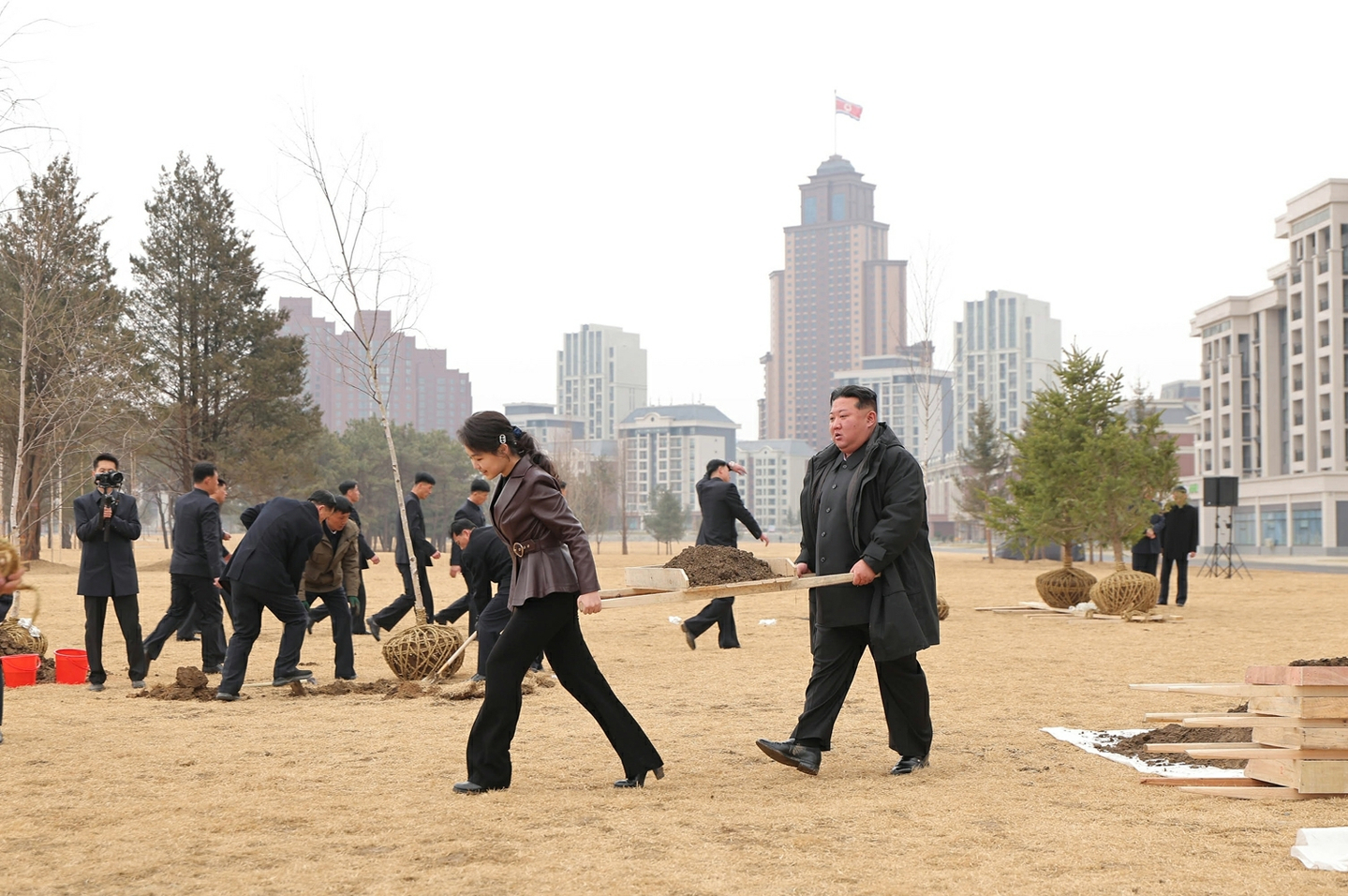 North Korean leader Kim Jong-un, right, and his daughter Ju-ae carry soil during an event marking North Korea's Tree Planting Day at a park on Saebyol Street in Pyongyang on March 14, in this photo released by the Rodong Sinmun on March 15. [NEWS1]