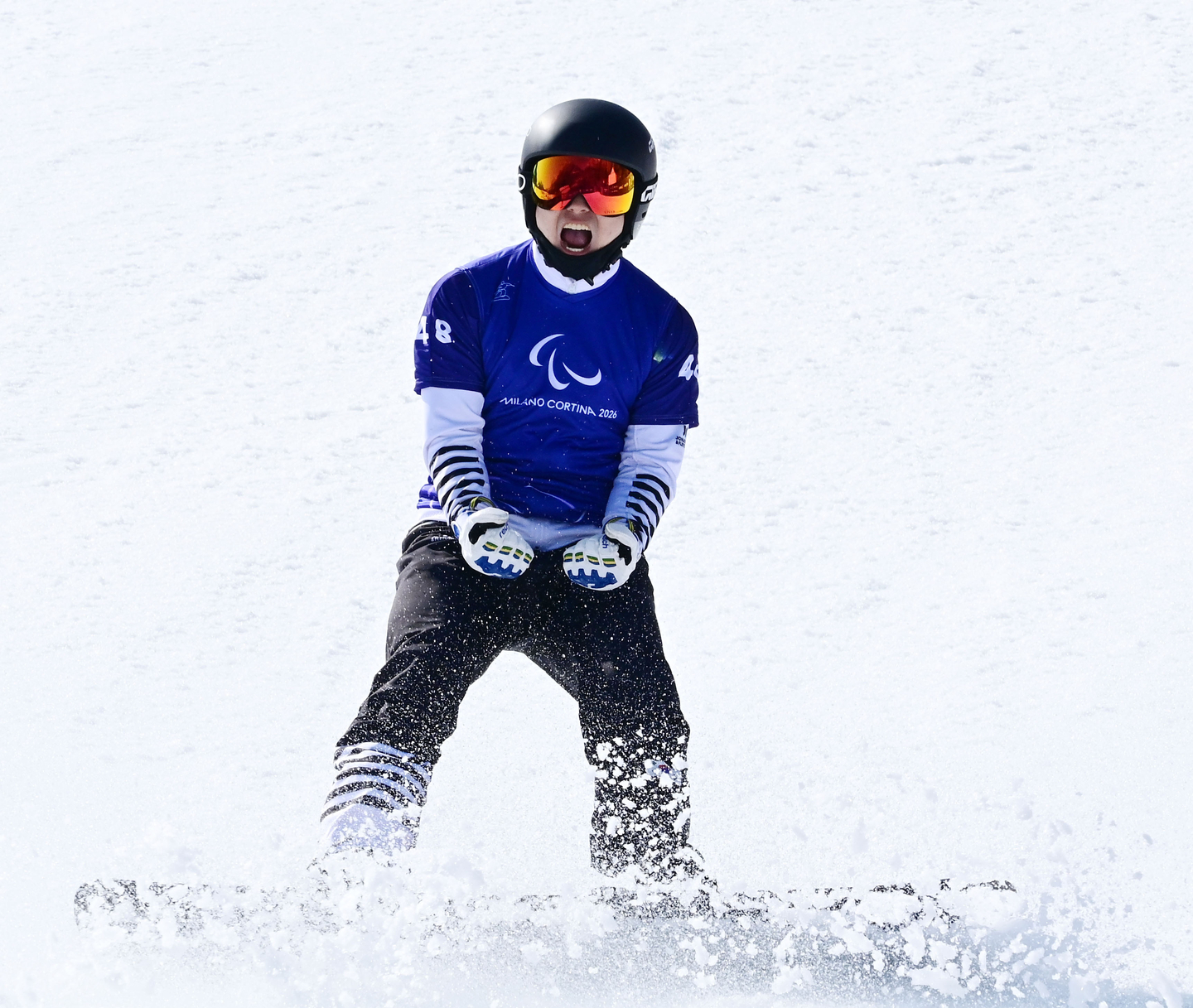 Lee Je-hyuk celebrates after winning a bronze medal in the men's snowboard event at the 2026 Milan-Cortina Winter Paralympics in Italy on March 8. [NEWS1]